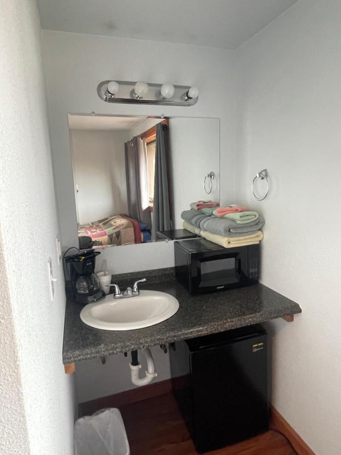 Bird Creek Brown Bear Saloon & Motel מראה חיצוני תמונה