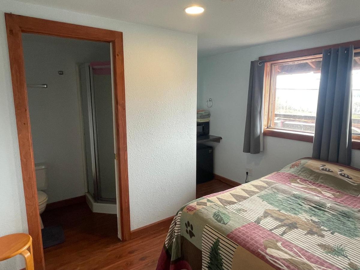 Bird Creek Brown Bear Saloon & Motel מראה חיצוני תמונה